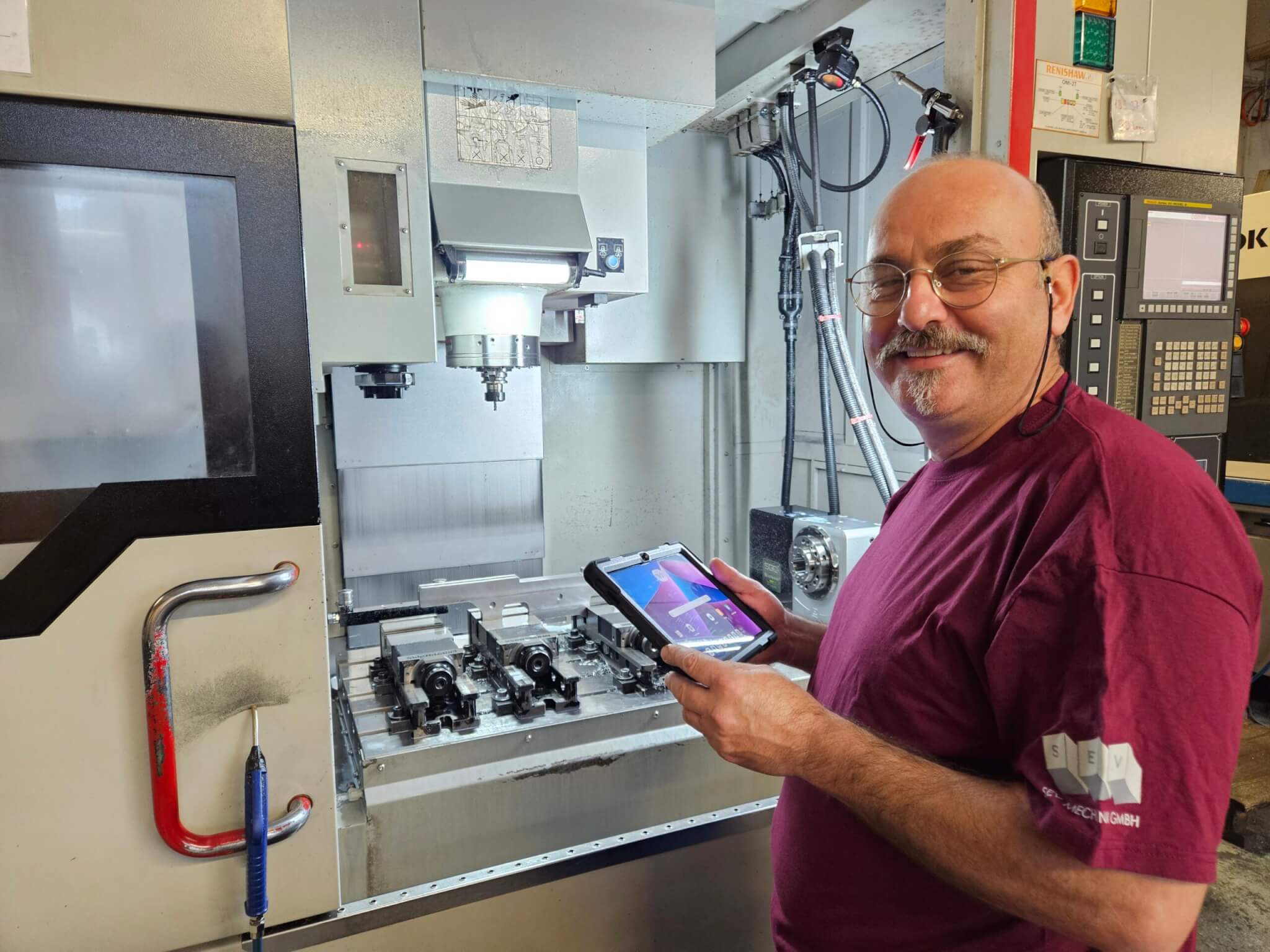 Mitarbeiter arbeitet mit Tablets in der Produktion